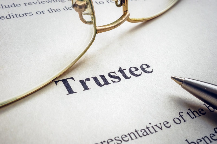 Relative or Professional Trustee: What Are the Pros and Cons?